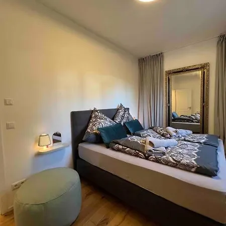 4younic Glonn1 * Boxspring * Jacuzzi * Netflix*65“